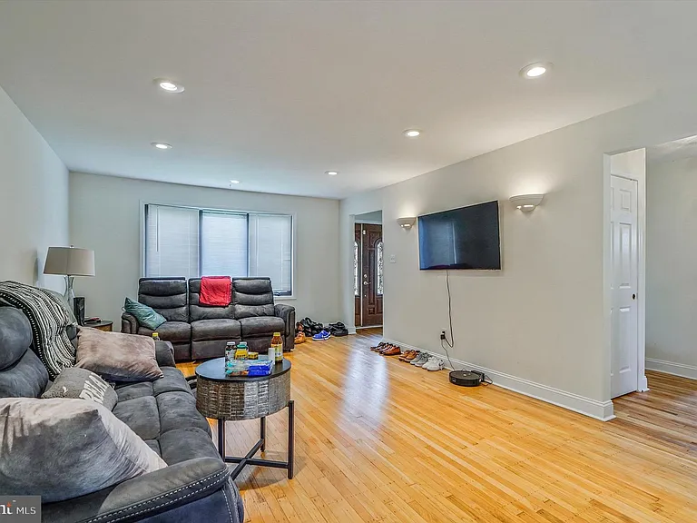 212 E Lafayette Ave — Photo 4