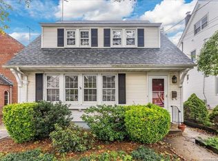 33 Astor Pl, Williston Park, NY 11596
