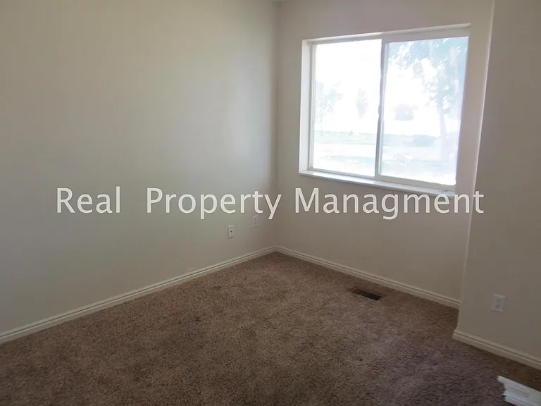 295 S Willow Dr — Photo 6