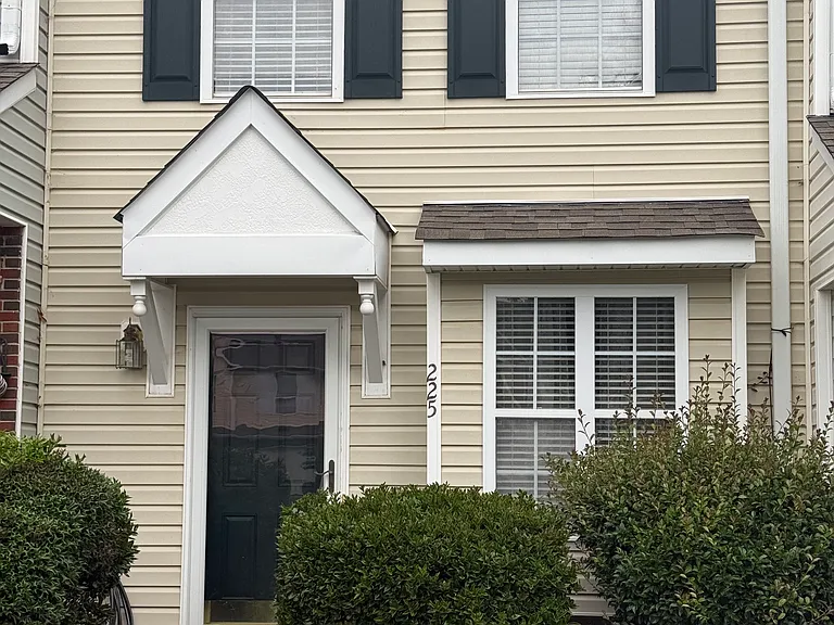 225 Pawley Ave — Photo 2