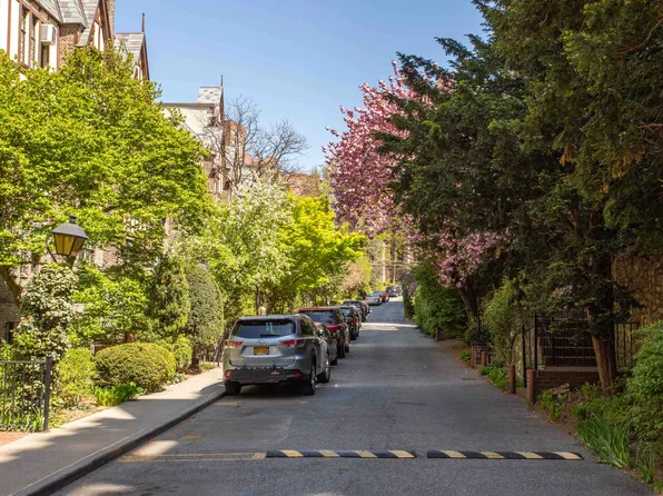 116 Pinehurst Avenue image 15 of 25