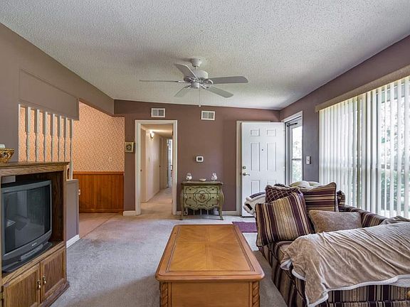 3rd image of 3835 Arbutus Dr