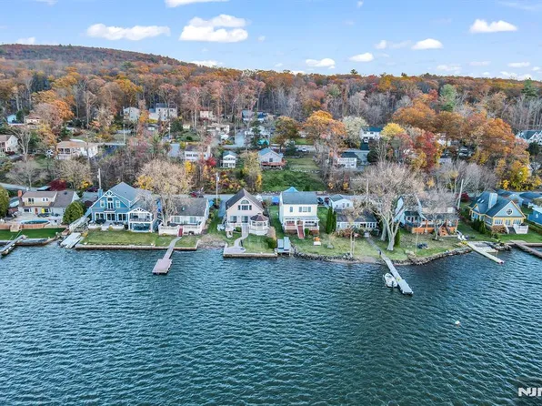 59 Forest Lake Dr, Hewitt, NJ 07421
