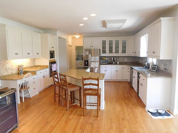5th image of 106 Hampton Dr