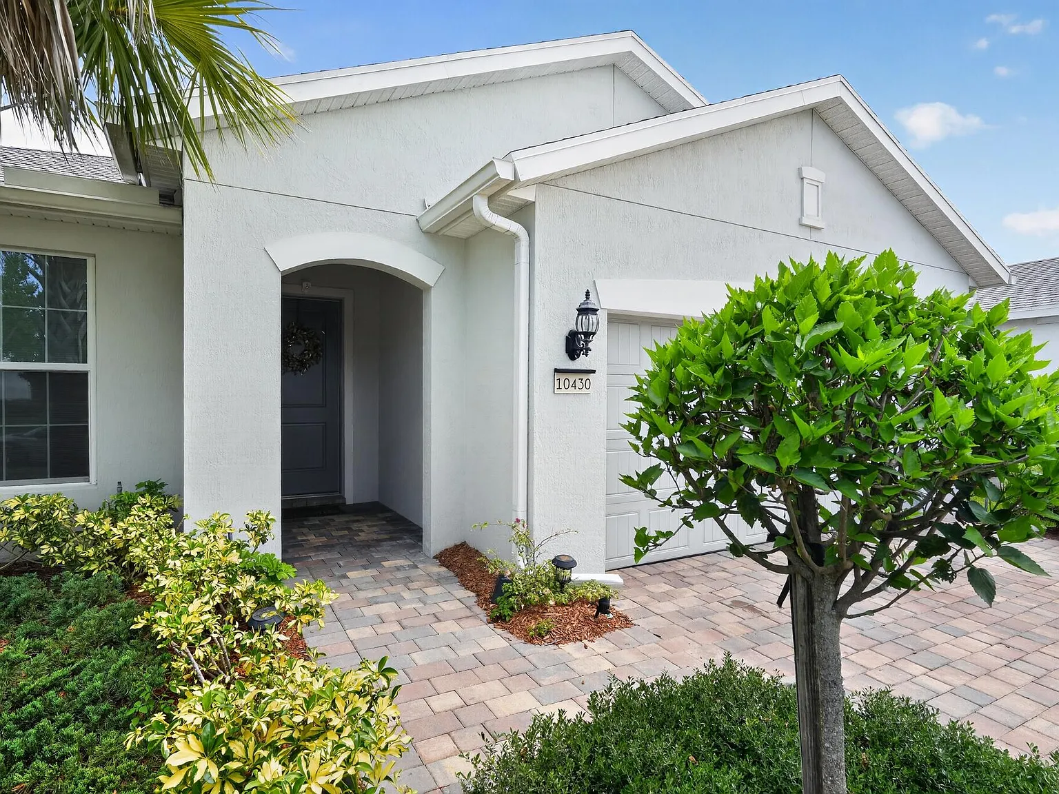 4 bed, 3.0 bath, 1972 sqft, $3,200 — Photo 1