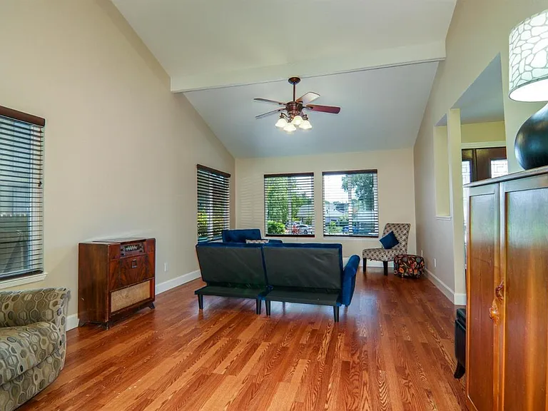 Elmwood Ct — Photo 10