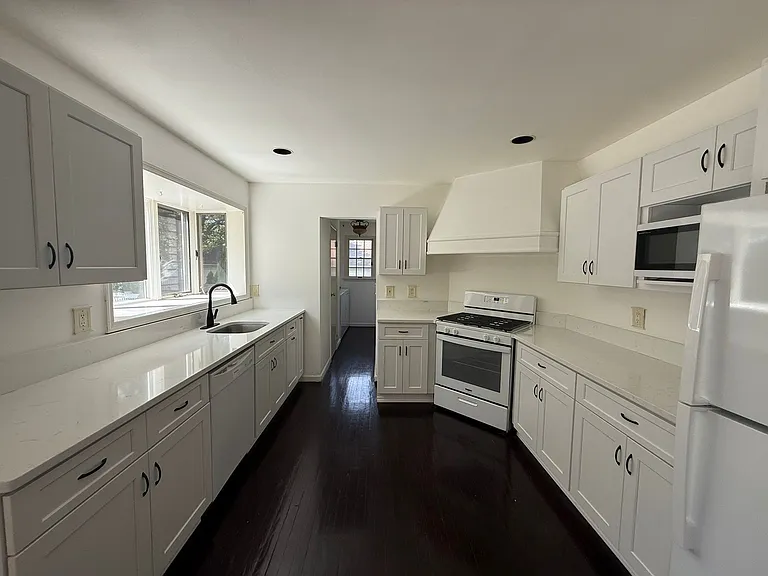 82 Upton Dr — Photo 2