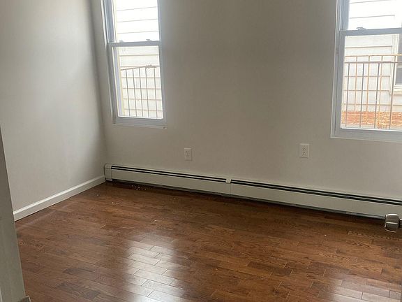 2nd image of 1600 Van Buren St #1