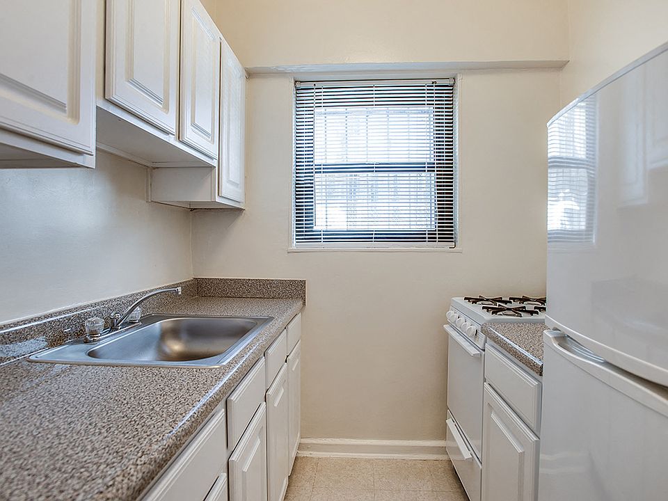 Kitchen with classic appliances