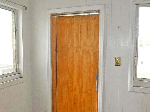 3rd image of 1006 Shoreland Dr
