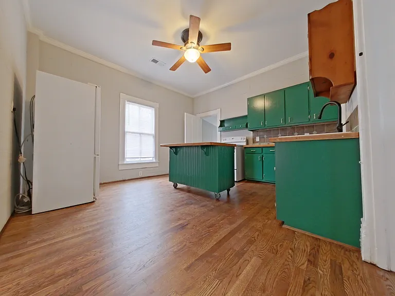 304 Oakwood St — Photo 4