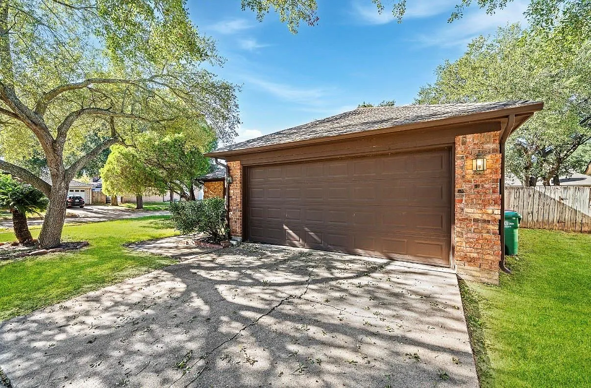3 bed, 2.0 bath, 1750 sqft, $2,095 — Photo 1