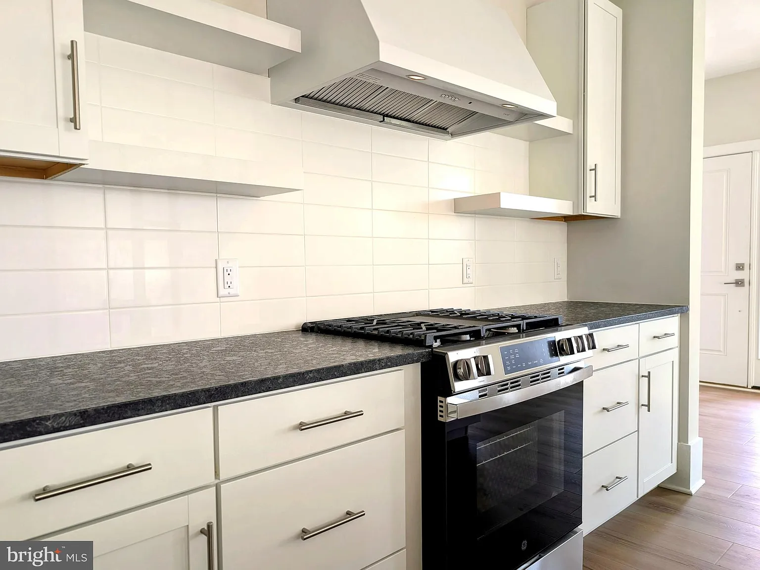 4 bed, 3.5 bath, 2925 sqft, $5,100 — Photo 3