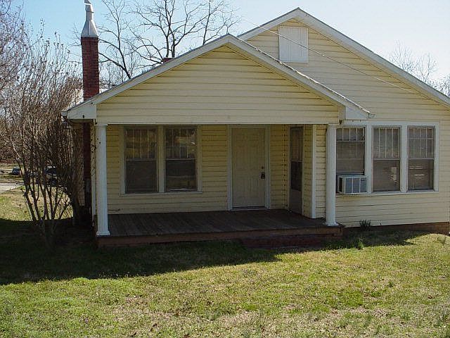 1st image of 901 Uhles St