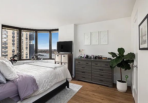 4th image of 330 E 38th St APT 29I
