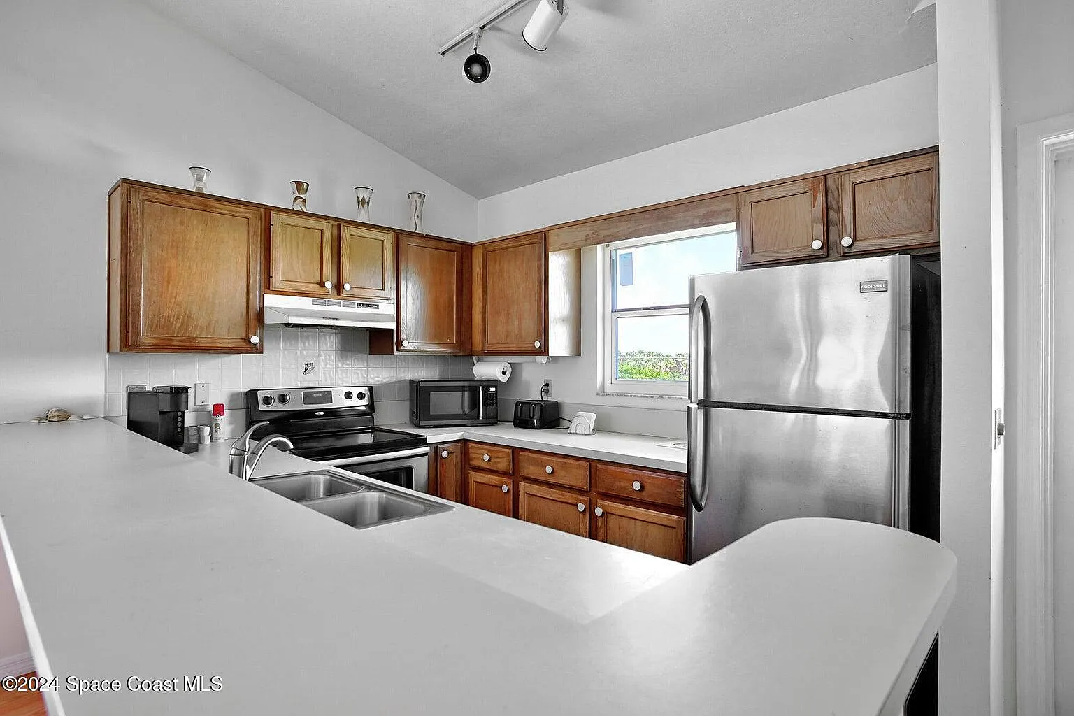 2 bed, 2.0 bath, 844 sqft, $4,000 — Photo 2