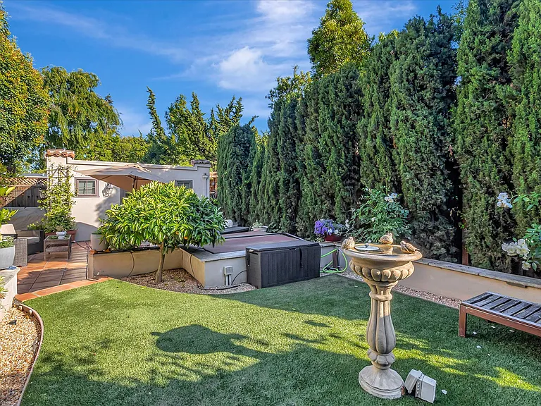 1568 Mariposa Ave — Photo 52