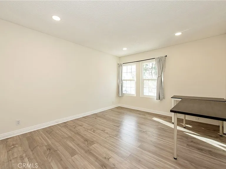 19 Alabaster — Photo 18