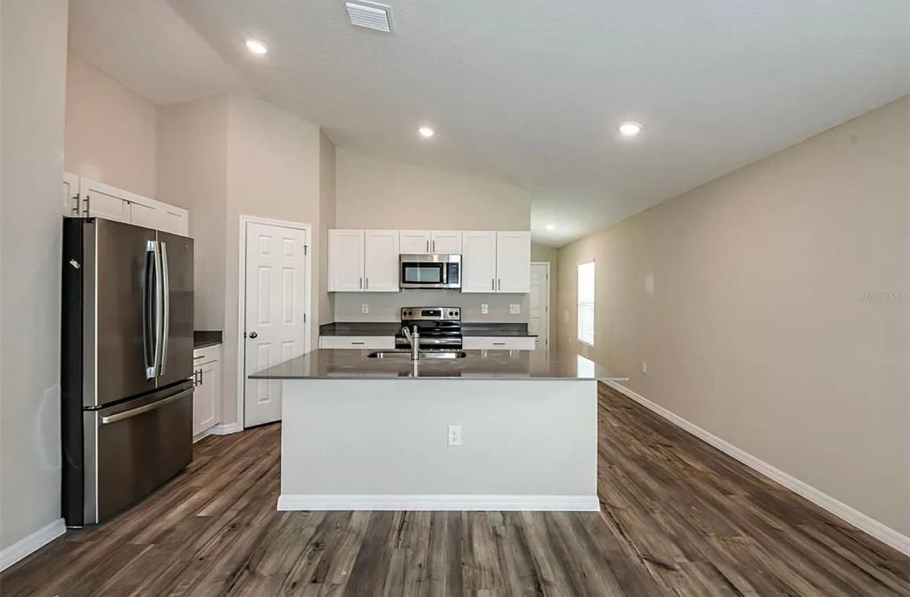 3 bed, 1615 sqft, $2,100 — Photo 2