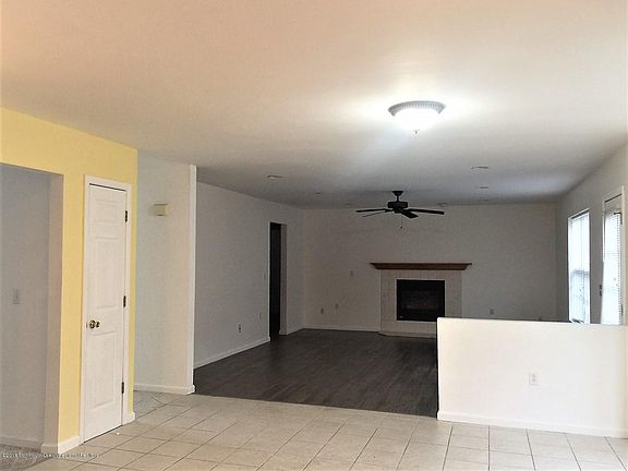 5th image of 23 Jacqueline Ct