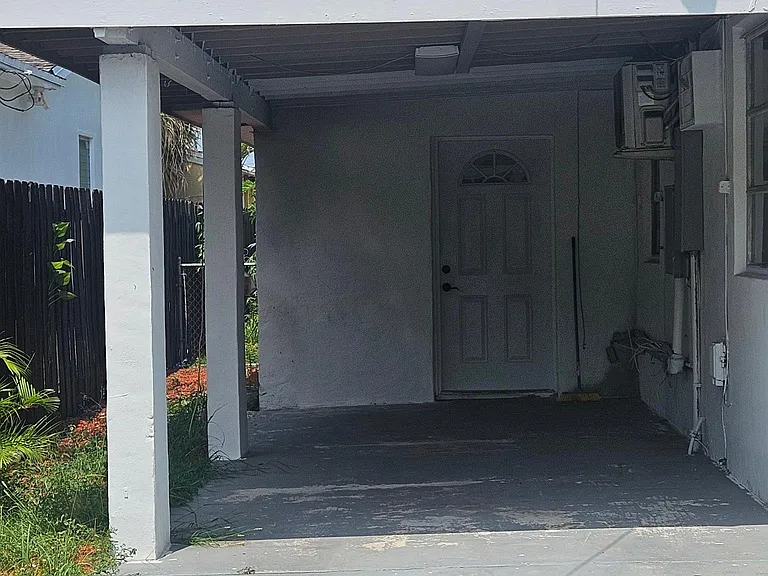 732 SW 7th Ave — Photo 1