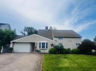 8 Bridge Ln, Hicksville, NY 11801