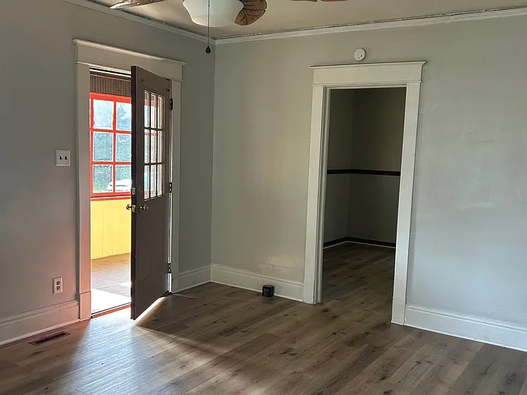 915 Clover St — Photo 7
