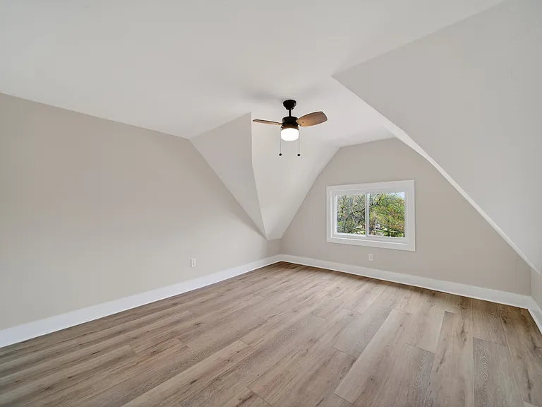 729 W 9th St — Photo 21