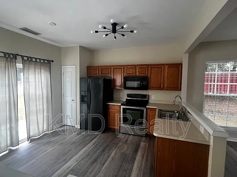 4 bed, 2.5 bath, 1638 sqft, $2,000 — Photo 2