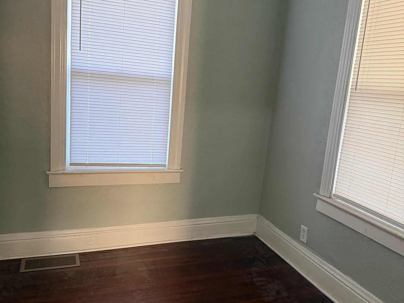 3 bed, 860 sqft, $1,300 — Photo 4