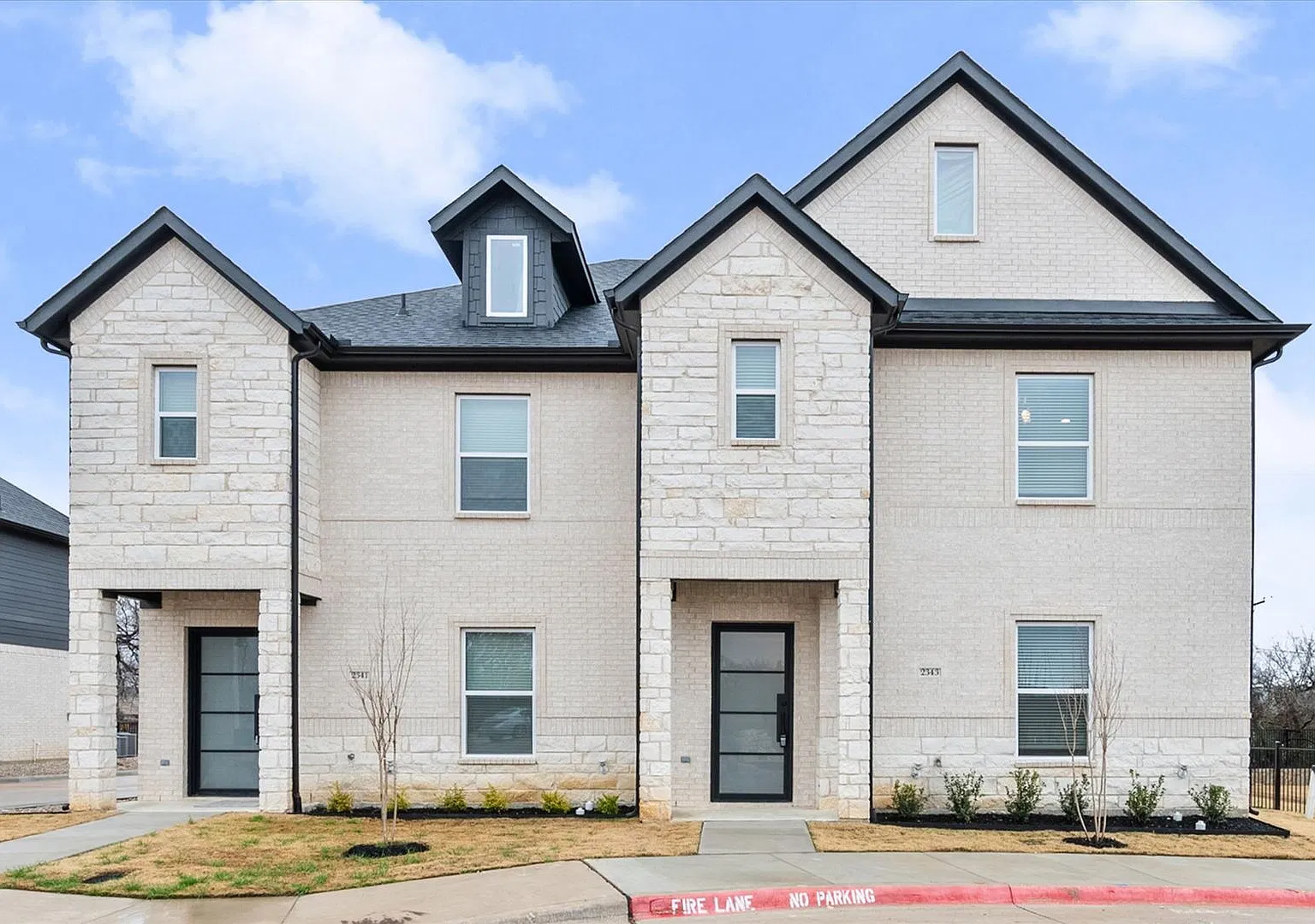 Luxury Arlington Townhome - Gated Community — Photo 1
