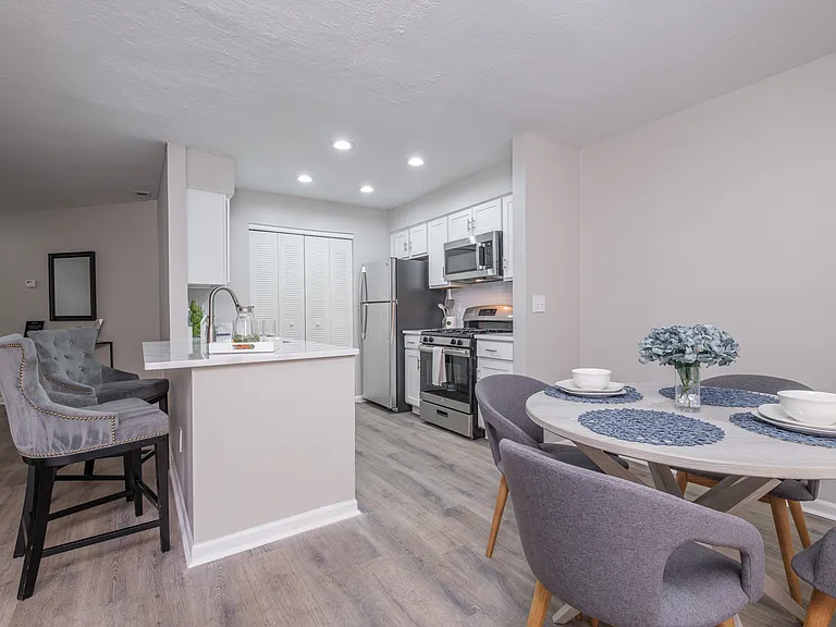 The Residence at Christopher Wren Apartments — Photo 2
