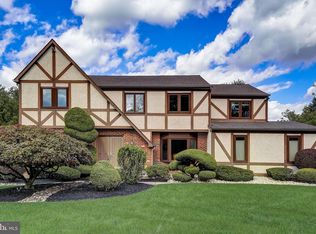 2 Chase Cir, Fort Washington, PA 19034