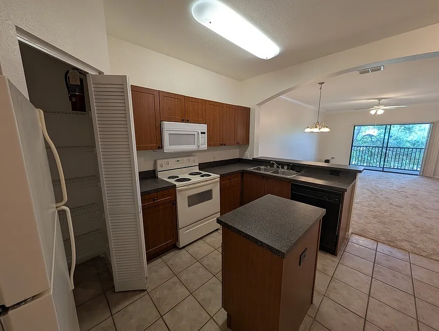 1 bed, 873 sqft, $1,550 — Photo 3