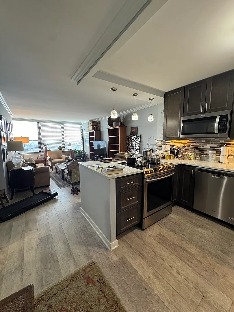1 bed, 640 sqft, $2,400 — Photo 2