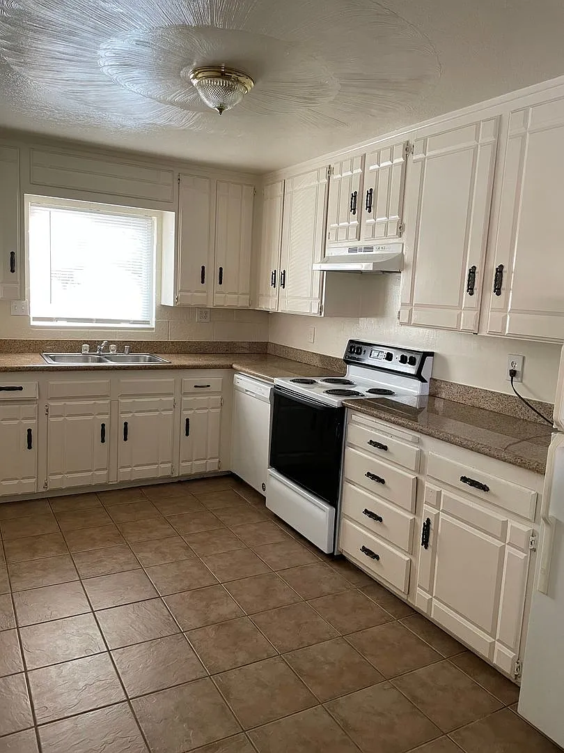 1161 West Street — Photo 3