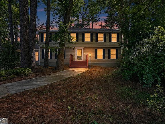 2nd image of 110 Paddock Trl