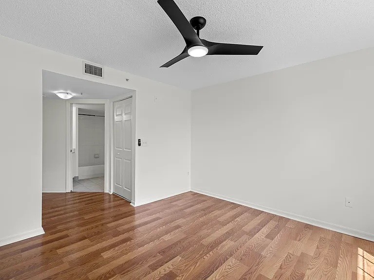 300 Crestwood Ct N #302 — Photo 11