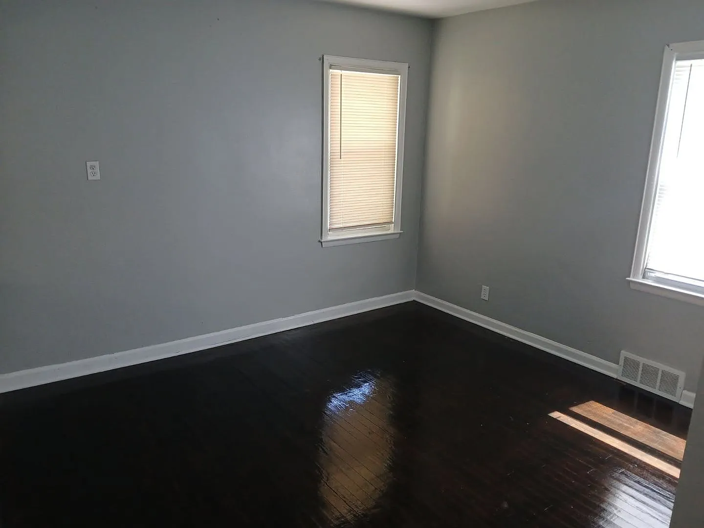 19012 Kingsville-3 Bed & 1.5 Bath For Rent! — Photo 4