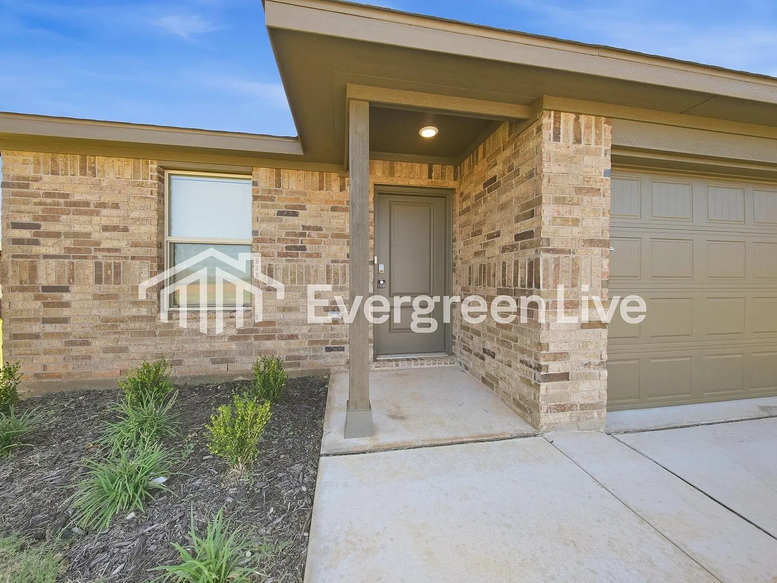 3 bed, 2.0 bath, 1302 sqft, $1,420 — Photo 2