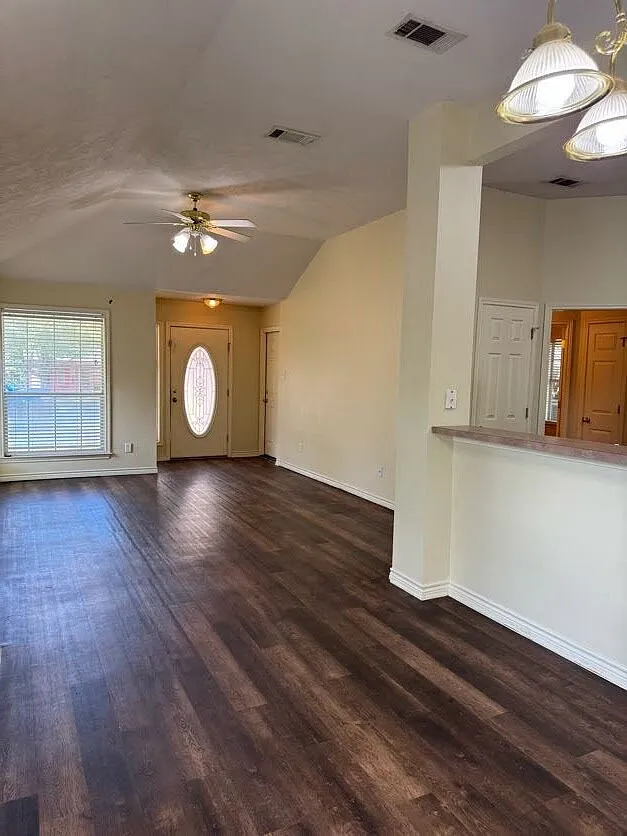 3 bed, 2.0 bath, 1215 sqft, $1,550 — Photo 3