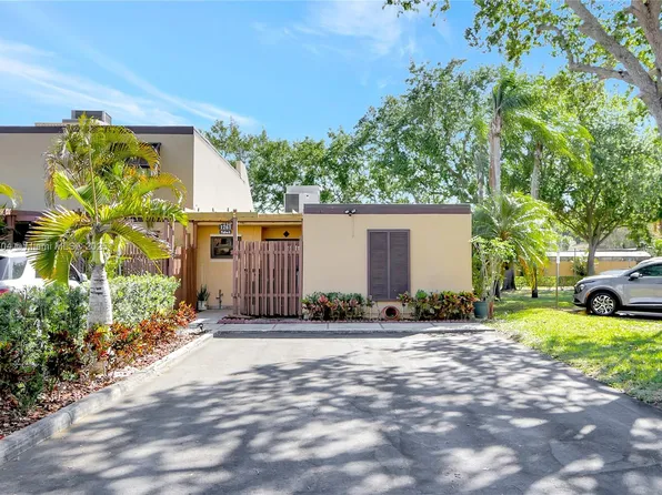 1261 W Golfview Dr, Hollywood, FL 33026