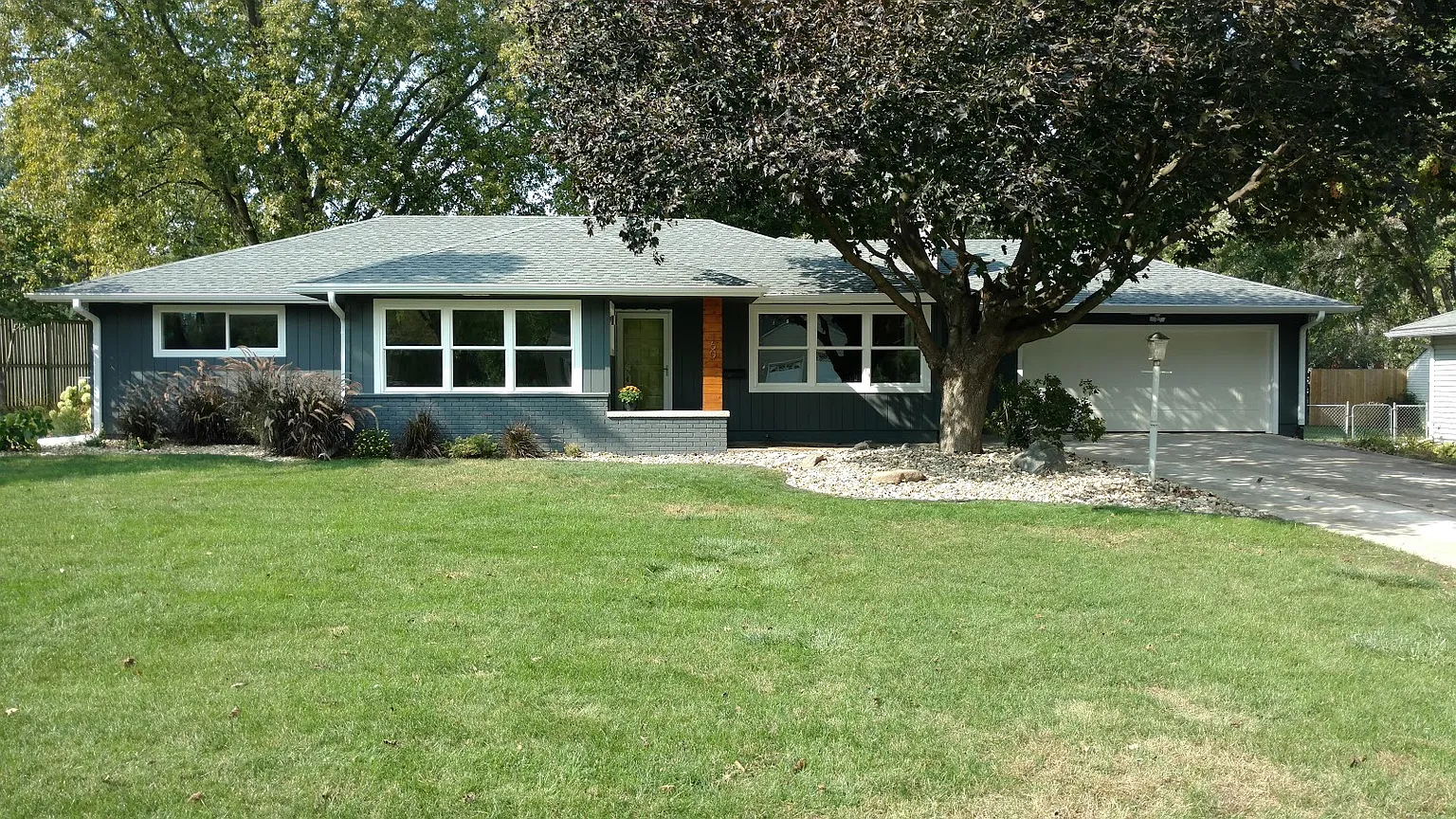 160 Montrose Rd photo 1