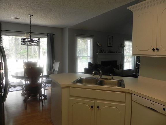 5th image of 309 Jeannine Dr