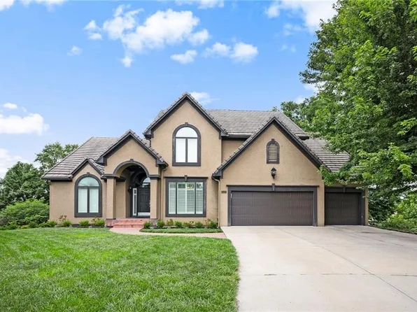 8128 Park View Dr, Parkville, MO 64152