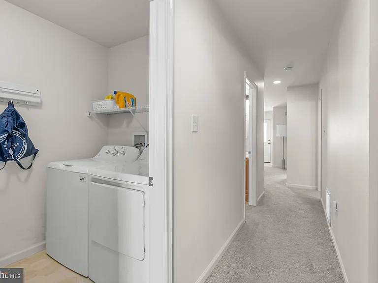 413 Beach Ave W #B — Photo 10