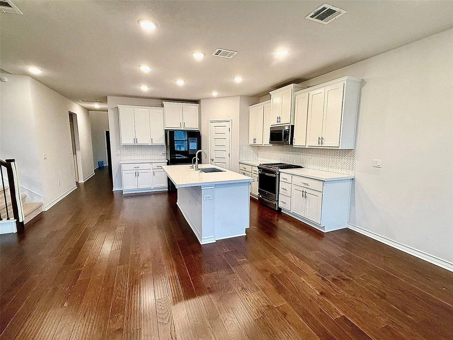 5 bed, 3.0 bath, 2951 sqft, $2,900 — Photo 3