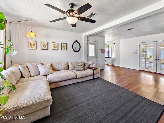 4th image of 909 Latil St