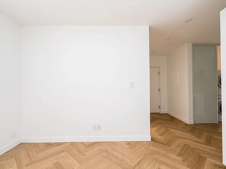 110 Wellesley St E — Photo 11