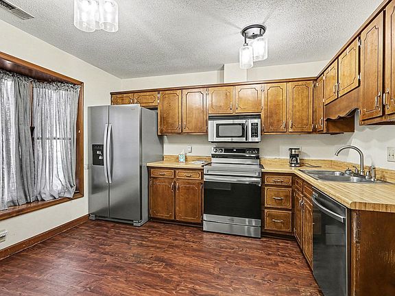5th image of 117 Village Green Trl